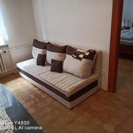 Byt - Apartman - Robotnicka บราติสลาวา ภายนอก รูปภาพ
